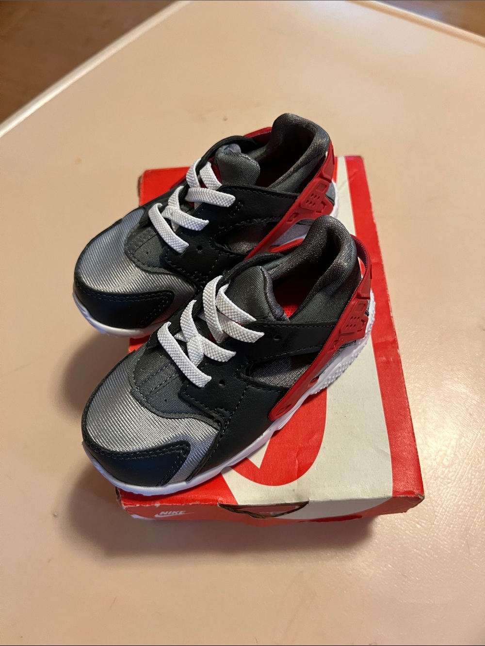 Nike Kids Black, Gray and Red Low-Top Sneakers